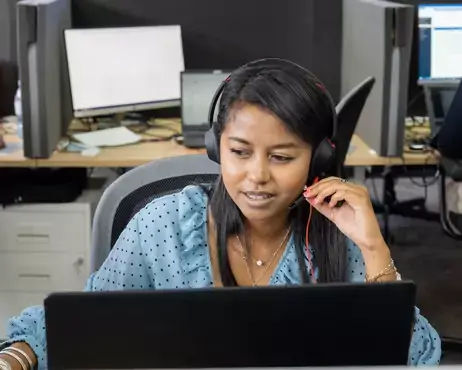 Une femme répondant au téléphone