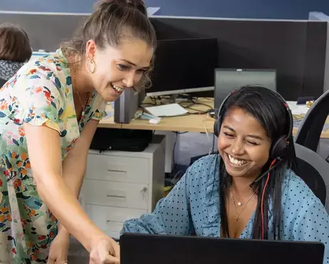 Une femme répondant au téléphone