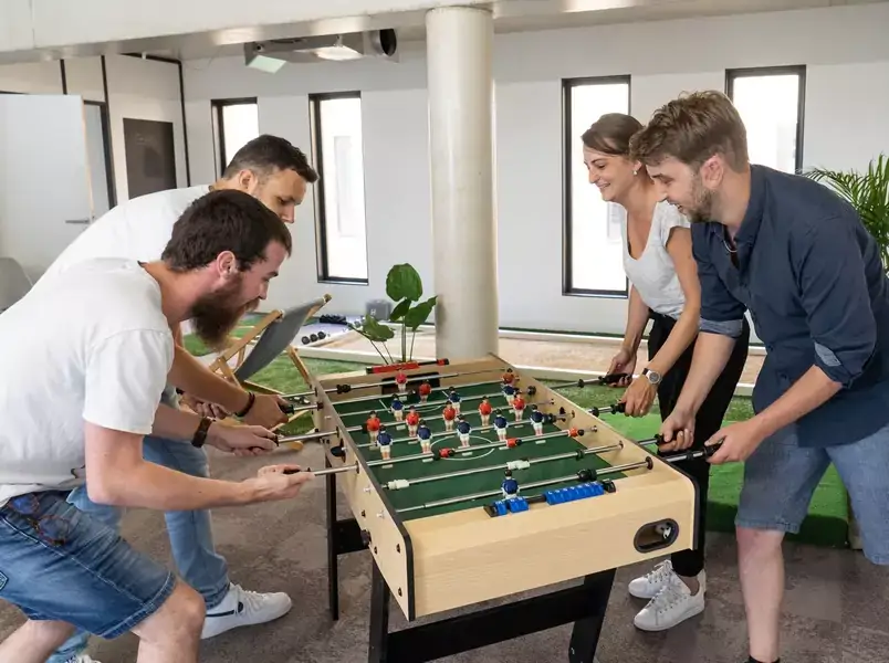 Collaborateurs jouant au baby-foot