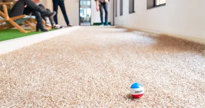 Personnes jouant à la pétanque