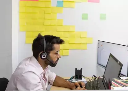 Un homme travaillant sur son ordinateur
